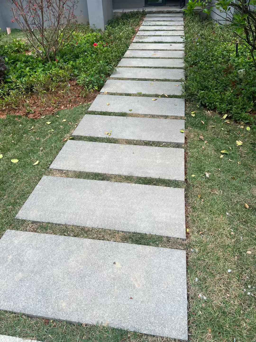 株洲 芝麻黑小区踏步、汀步石铺装效果